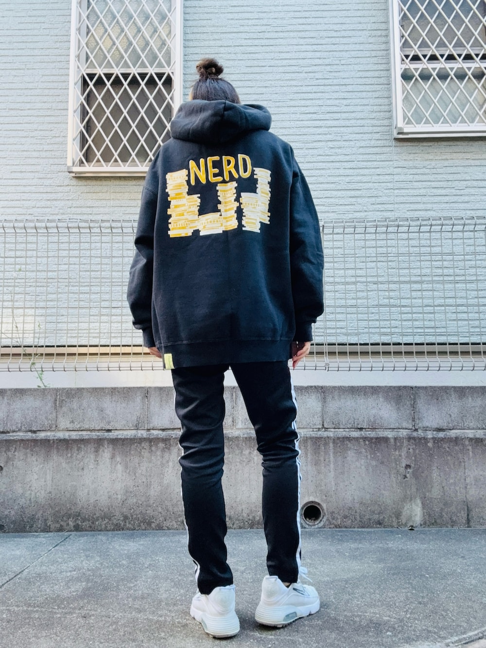 「adidasのアイテム（スウェットパンツ、ブラック系）」を使った、Natsukiさん（骨格ナチュラル・レディース・155cm）の秋コーディネートの2枚目の写真