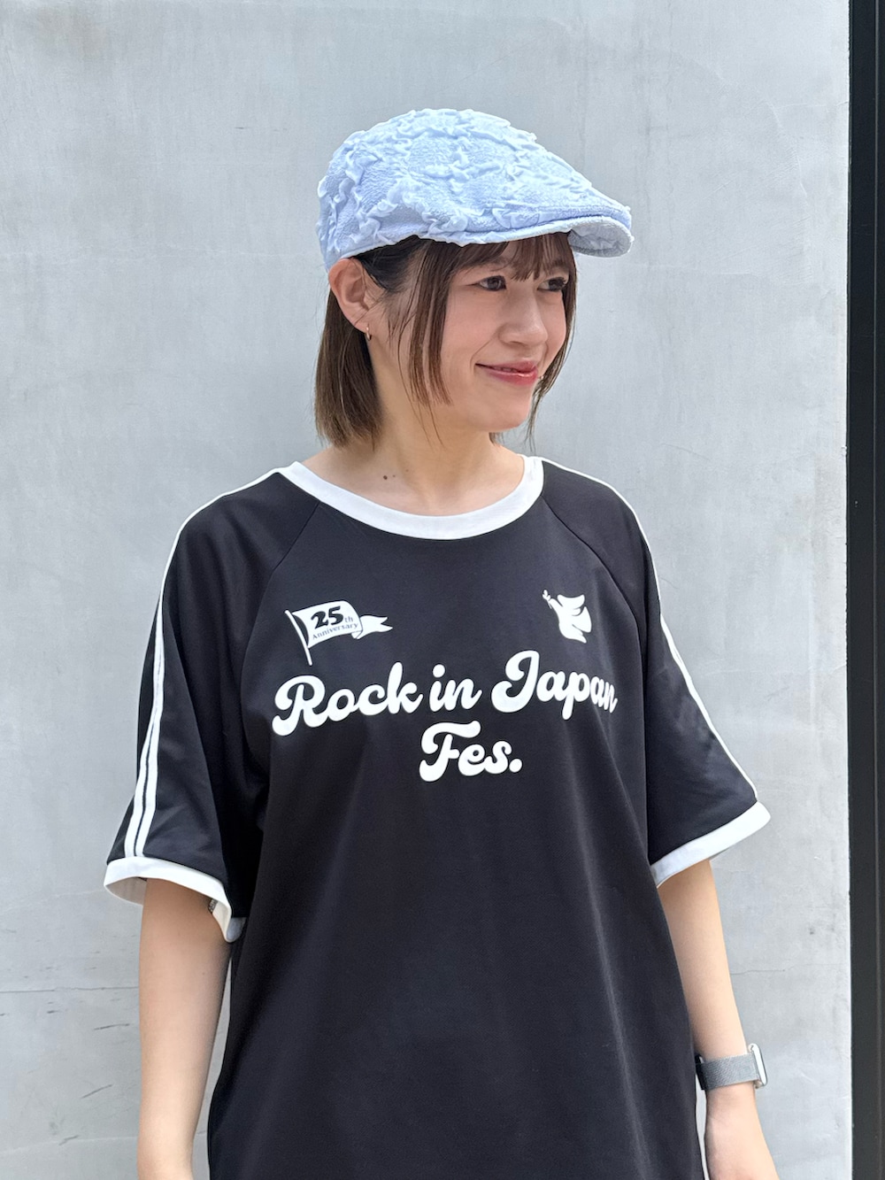 ブラック系のパンツ、ブラック系のTシャツ/カットソー、ブルー系のハンチング/ベレー帽を着用したレディースの夏コーディネートの2枚目の写真