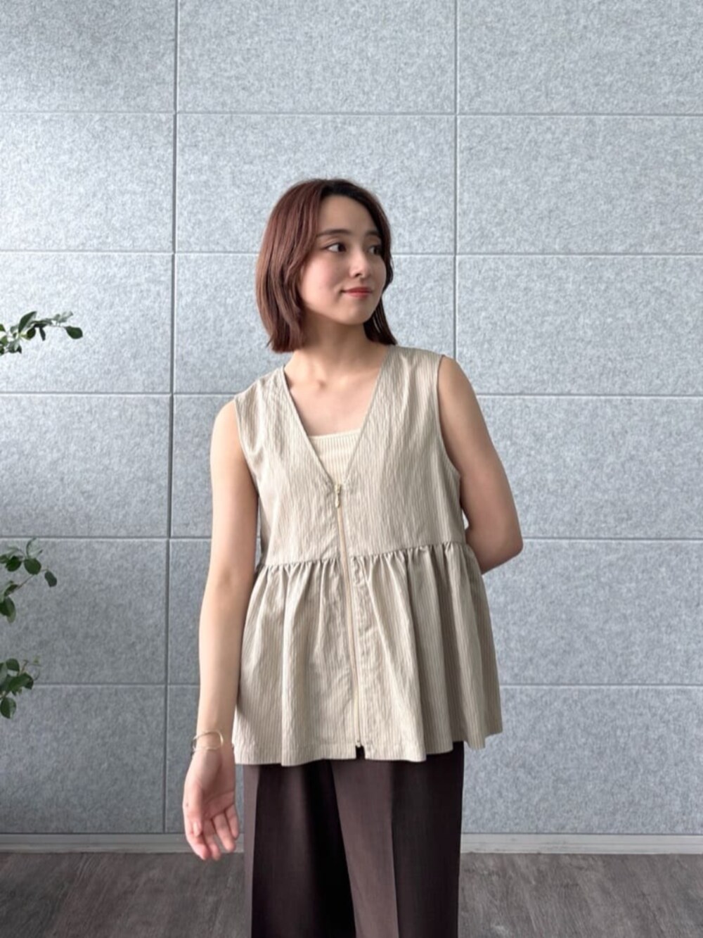 ベージュ系のタンクトップ、ベージュ系のシャツ/ブラウス、ブラウン系のその他パンツを着用したレディースの夏コーディネートの4枚目の写真