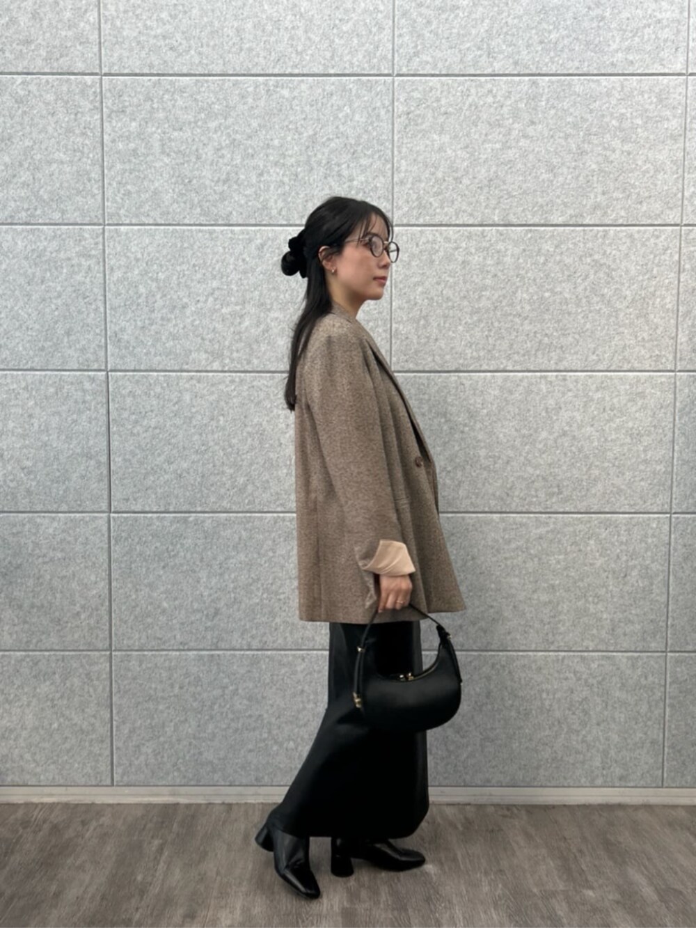 レッド系のニット/セーター、ブラウン系のテーラードジャケットを着用したレディースの冬コーディネートの2枚目の写真