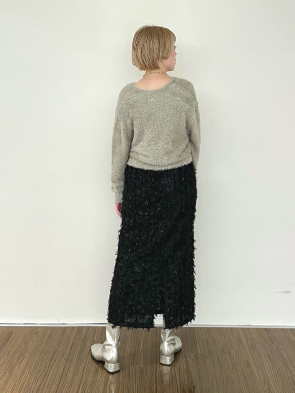 ブラック系のスカート、グリーン系のカーディガン/ボレロを着用したレディースの冬コーディネートの4枚目の写真