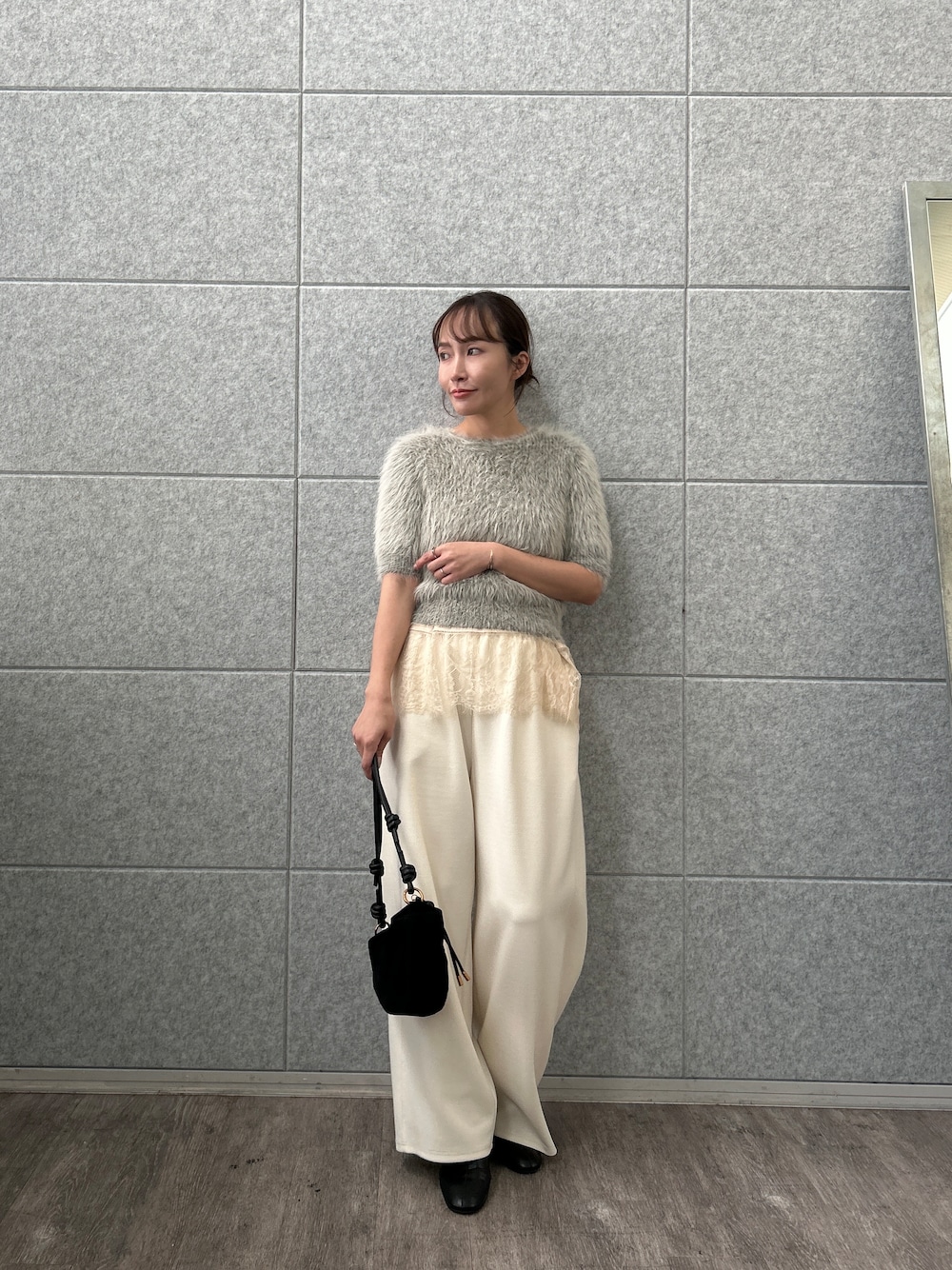 ベージュ系のニット/セーター、ホワイト系のタンクトップ、ホワイト系のその他パンツを着用したレディースの秋コーディネートの2枚目の写真