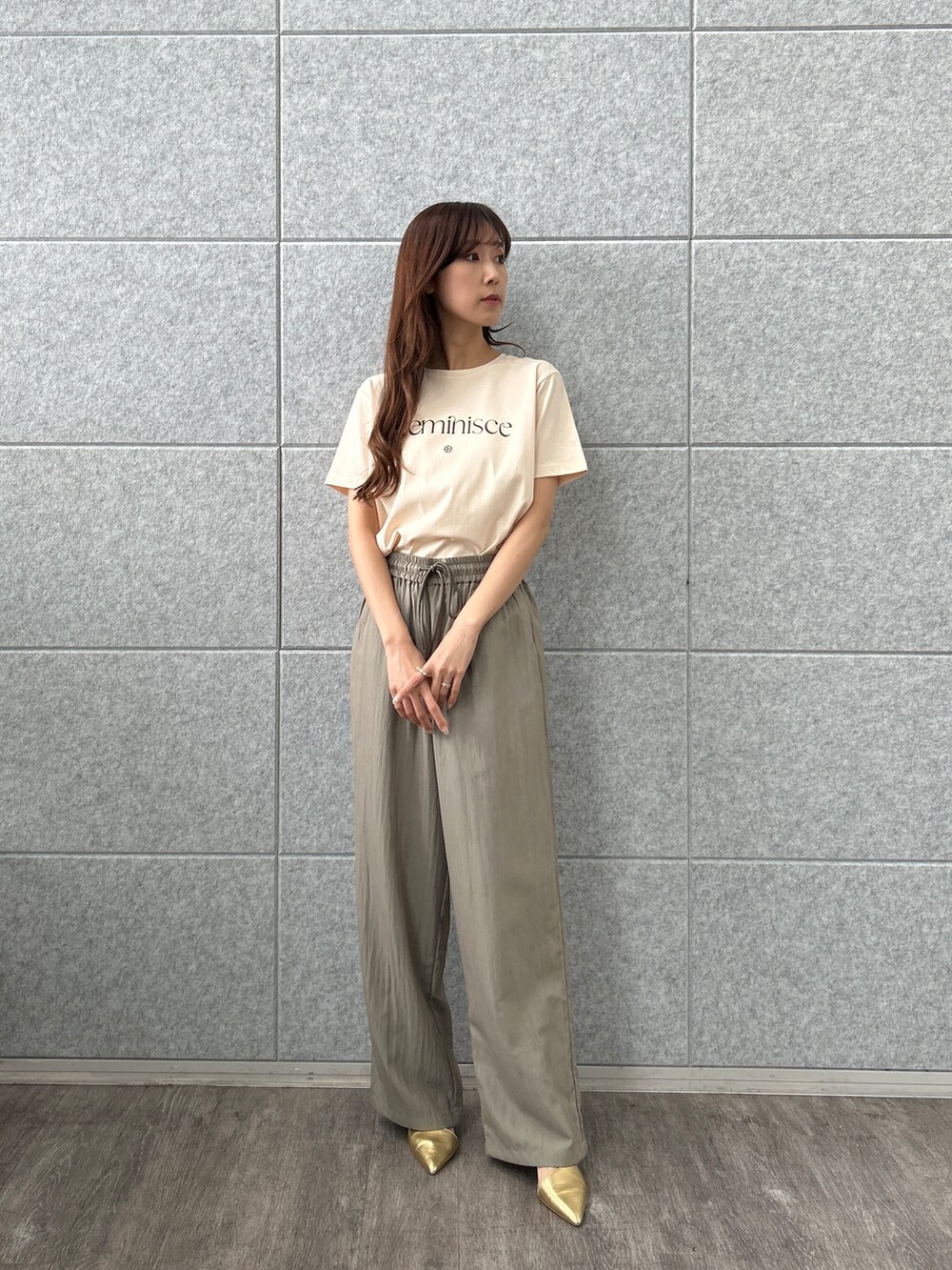 ピンク系のTシャツ/カットソーを着用したレディースの春コーディネートの2枚目の写真