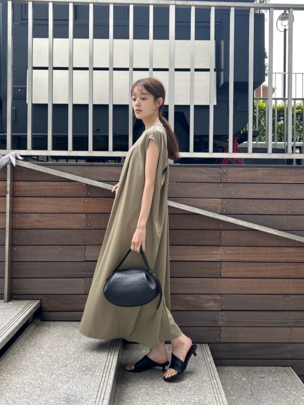 「ノースリーブ、ワンピース、ラクチンコーデ、夏ファッション、オトナカジュアル、カジュアルガーリー、きれいめコーデ、女子会コーデ、ワンピーススタイル、お出かけコーデ、旅行コーデ」｜「cloencの【手洗い可】バックツイストワンピース（ワンピース、グリーン系）」を使った、cloencさん（レディース・163cm）の夏コーディネートの2枚目の写真