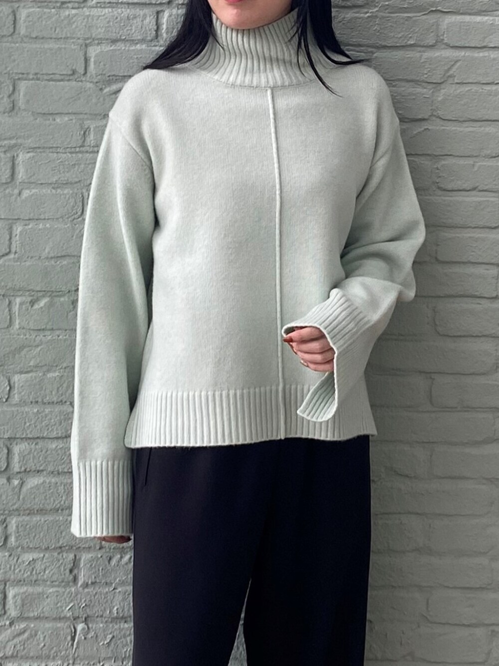 ブラック系のその他パンツ、グリーン系のニット/セーターを着用したレディースの秋コーディネートの5枚目の写真