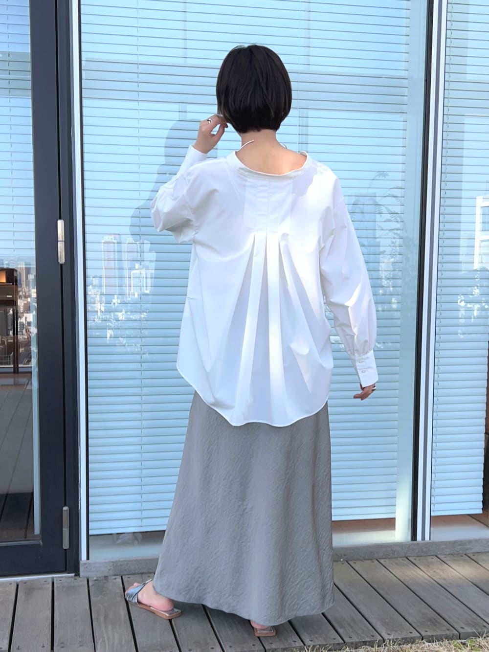 ホワイト系のシャツ/ブラウス、グリーン系のスカートを着用したレディースの春コーディネートの4枚目の写真