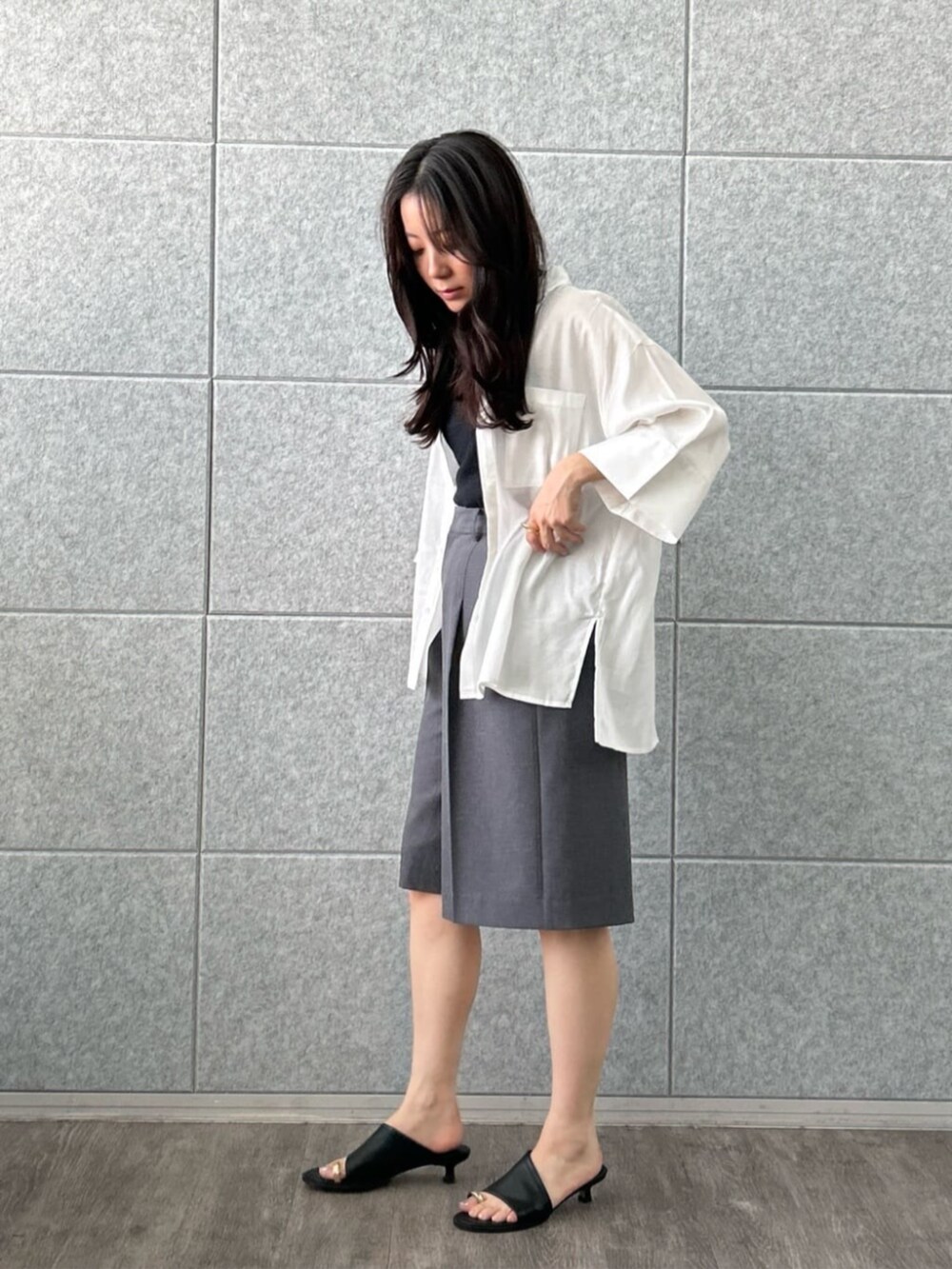 ベージュ系のタンクトップ、グレー系のその他パンツ、ホワイト系のシャツ/ブラウスを着用したレディースの夏コーディネートの3枚目の写真