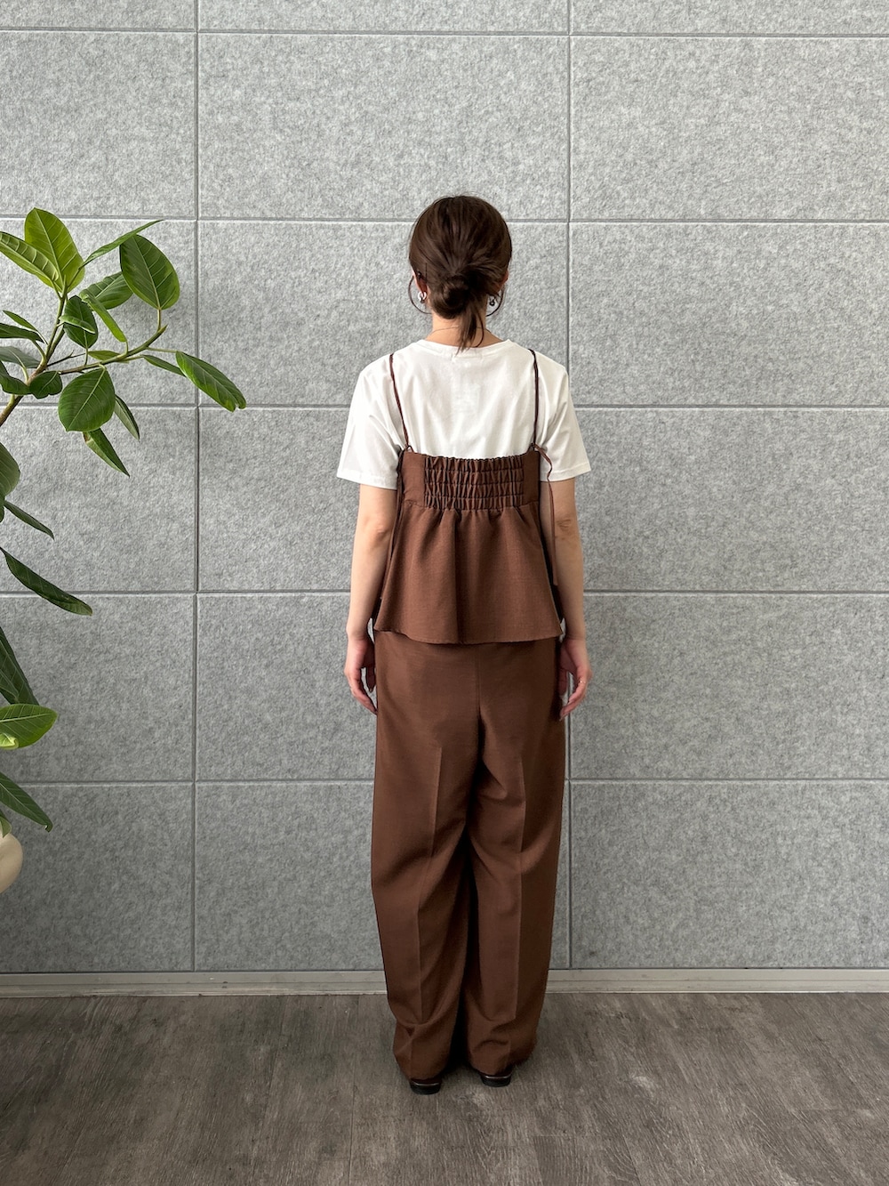 ブラウン系のサロペット/オーバーオール、ホワイト系のTシャツ/カットソーを着用したレディースの春コーディネートの5枚目の写真