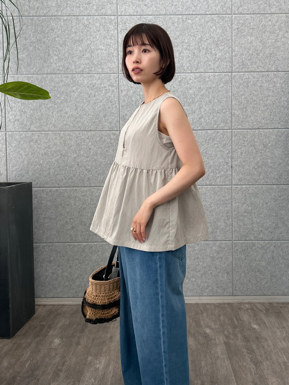 グレー系のシャツ/ブラウス、ブルー系のデニムパンツを着用したレディースの夏コーディネートの7枚目の写真
