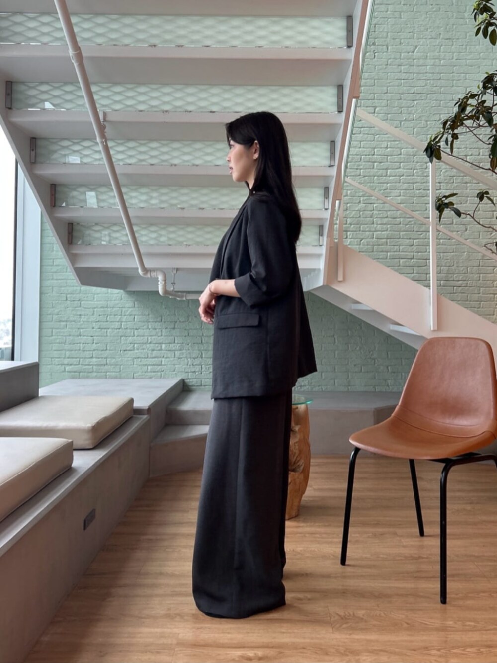 ブラック系のテーラードジャケット、ブラック系のサロペット/オーバーオールを着用したレディースの夏コーディネートの3枚目の写真