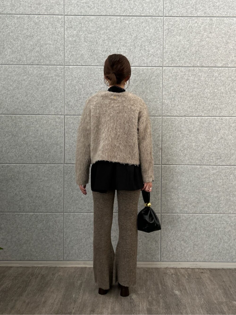 ブラック系のシャツ/ブラウス、ベージュ系のカーディガン/ボレロ、ブラウン系のその他パンツを着用したレディースの秋コーディネートの6枚目の写真