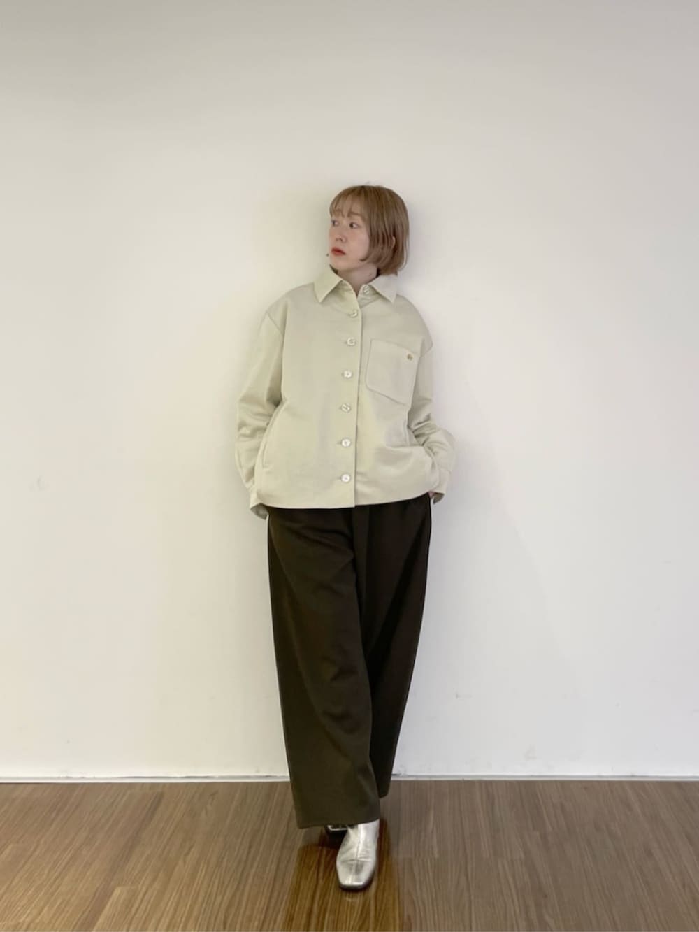 ブラウン系のその他パンツ、ベージュ系のブルゾン、ホワイト系のニット/セーターを着用したレディースの秋コーディネートの2枚目の写真