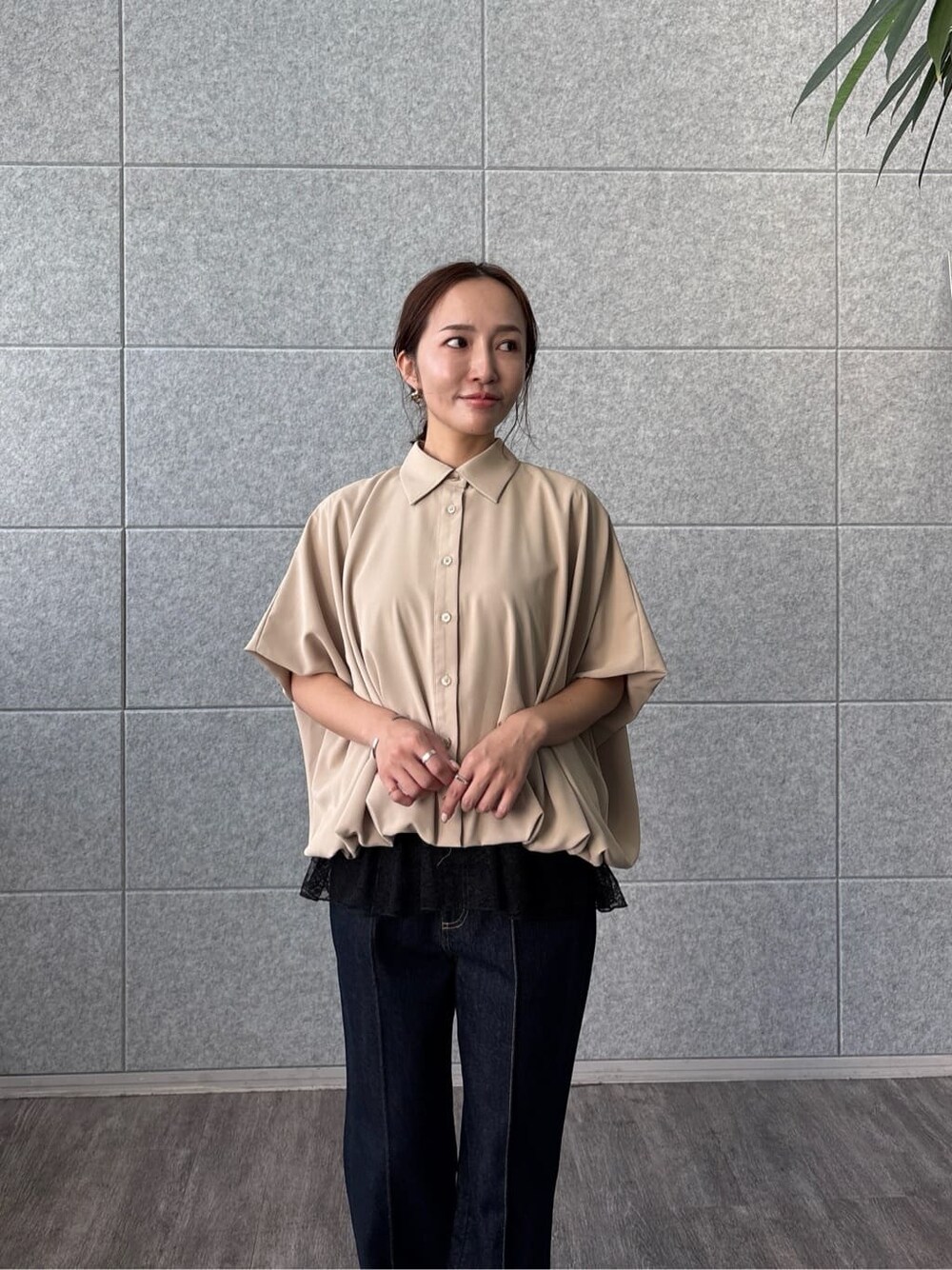 ベージュ系のシャツ/ブラウス、ブラック系のTシャツ/カットソーを着用したレディースの夏コーディネートの9枚目の写真