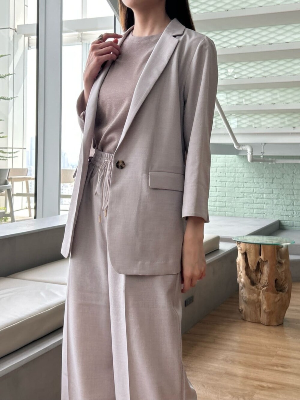 グレー系のその他パンツ、グレー系のテーラードジャケット、ブラウン系のTシャツ/カットソーを着用したレディースの夏コーディネートの5枚目の写真