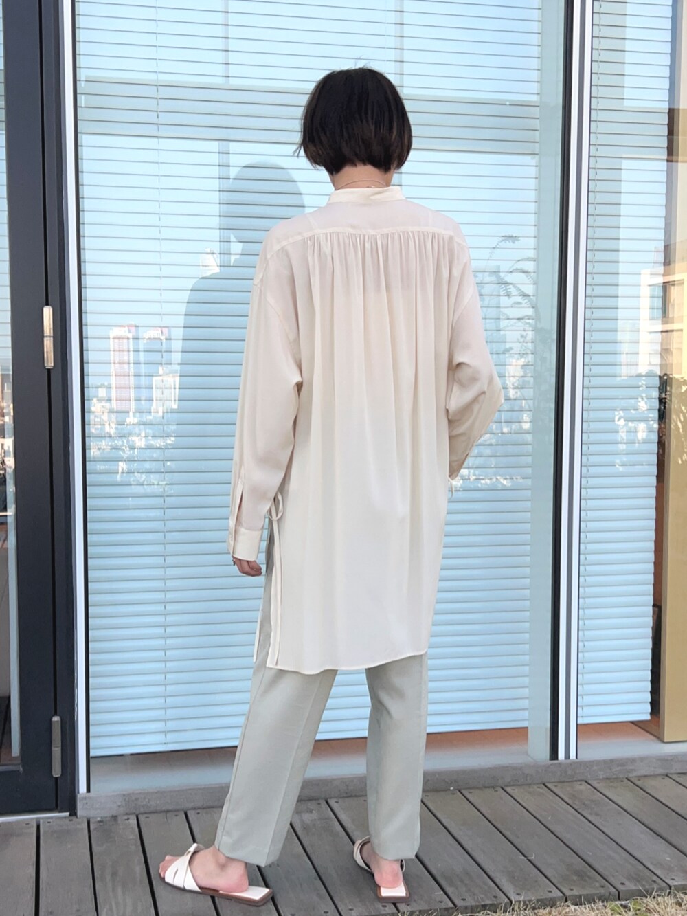 グリーン系のその他パンツ、ホワイト系のシャツ/ブラウスを着用したレディースの春コーディネートの5枚目の写真