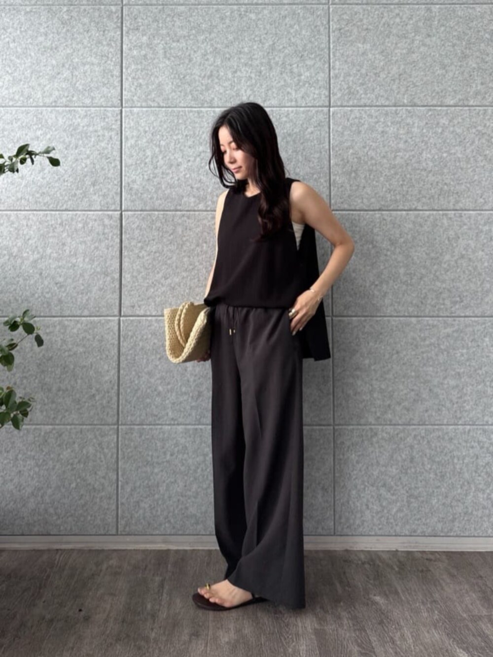 ブラック系のシャツ/ブラウス、ブラック系のその他パンツを着用したレディースの夏コーディネートの2枚目の写真