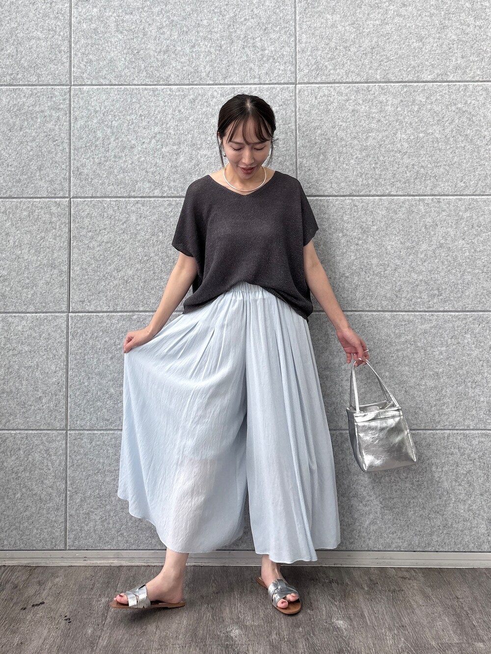 ブルー系のその他パンツを着用したレディースの夏コーディネートの2枚目の写真