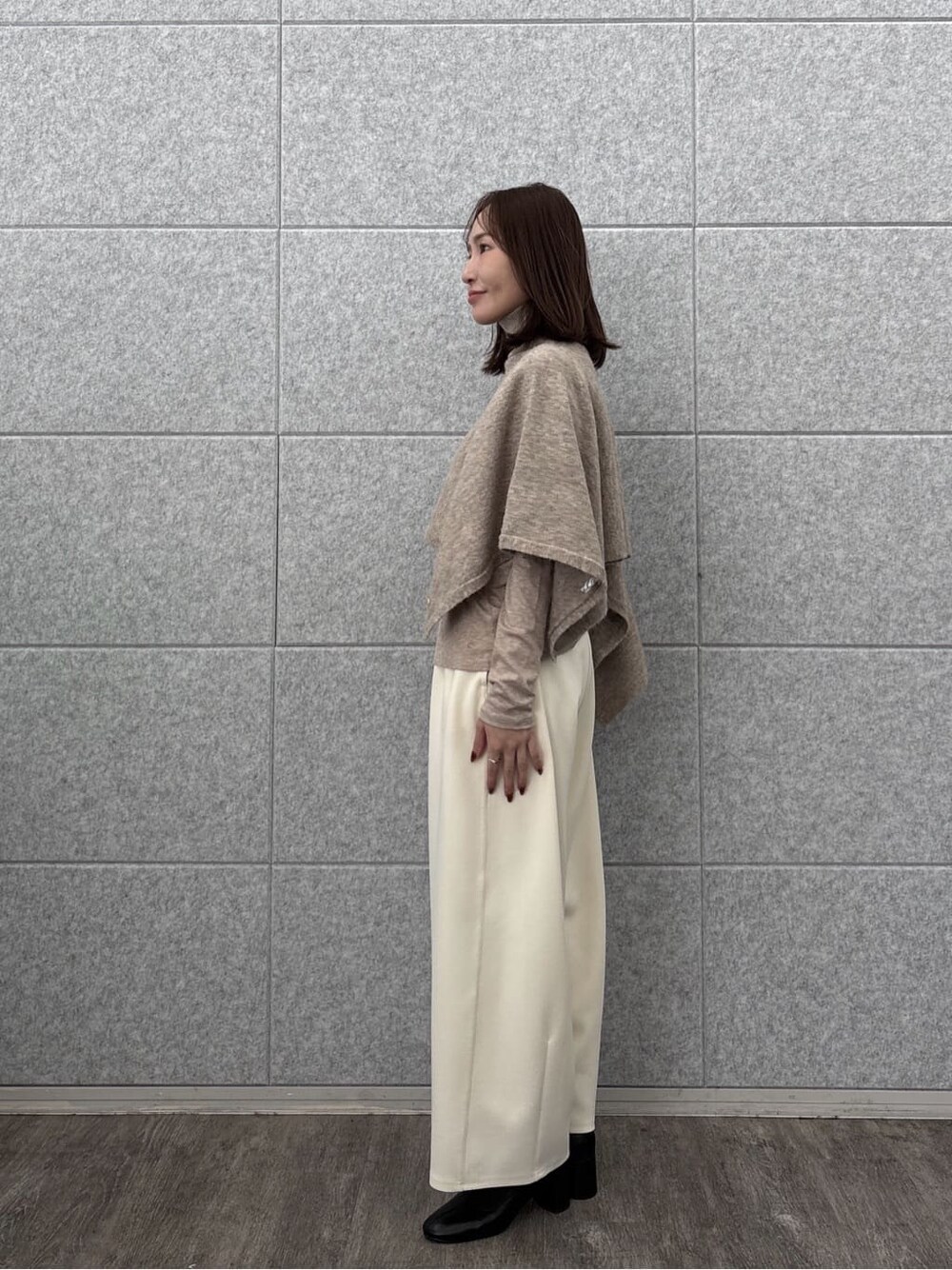 ベージュ系のニット/セーター、ベージュ系のTシャツ/カットソー、ホワイト系のその他パンツを着用したレディースの秋コーディネートの5枚目の写真