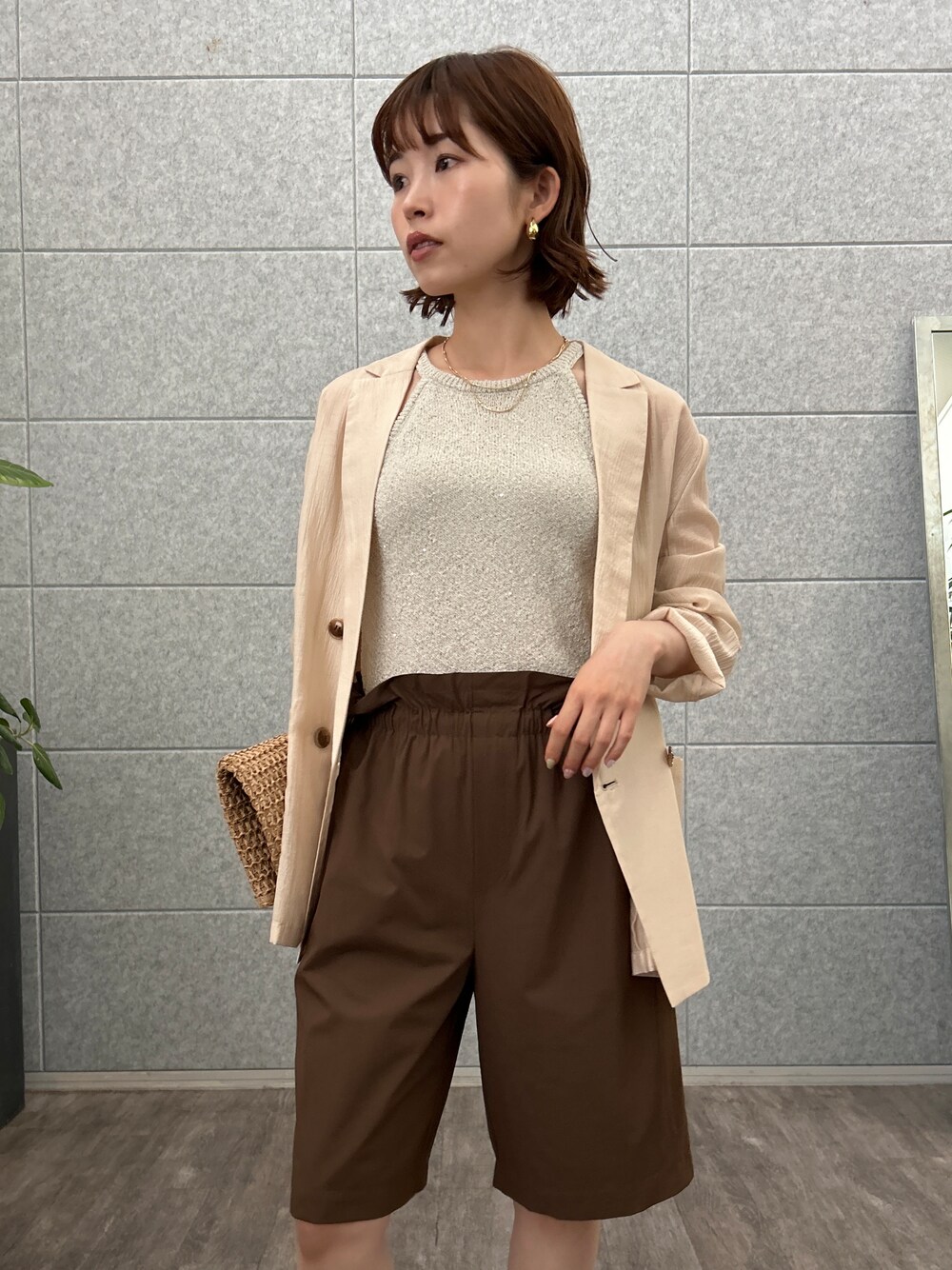 ピンク系のテーラードジャケット、ブラウン系のその他パンツを着用したレディースの夏コーディネートの6枚目の写真