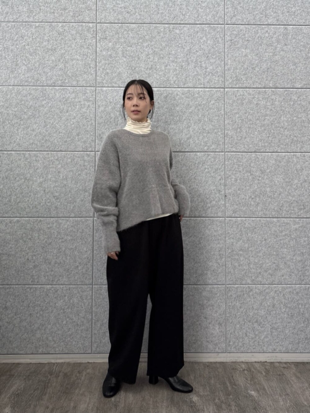 ブラック系のその他パンツ、グレー系のニット/セーター、ホワイト系のTシャツ/カットソーを着用したレディースの秋コーディネートの4枚目の写真