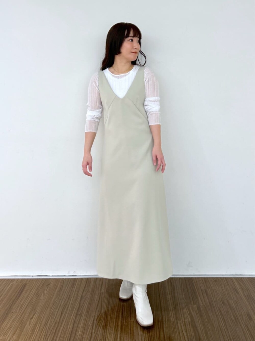 「春色、春服、休日スタイル、初春コーデ、キレイめカジュアル、セレモニー、ベスト、キレイめコーデ、きれいめコーデ、ジレ、ジレスタイル、セレモニーコーデ、大人カジュアル」|「cloencの【セレモニー】ダブルクロスワンピース(ワンピース、ベージュ系)」を使った、cloencさん(骨格ウェーブ・レディース・151cm)の冬コーディネートの2枚目の写真