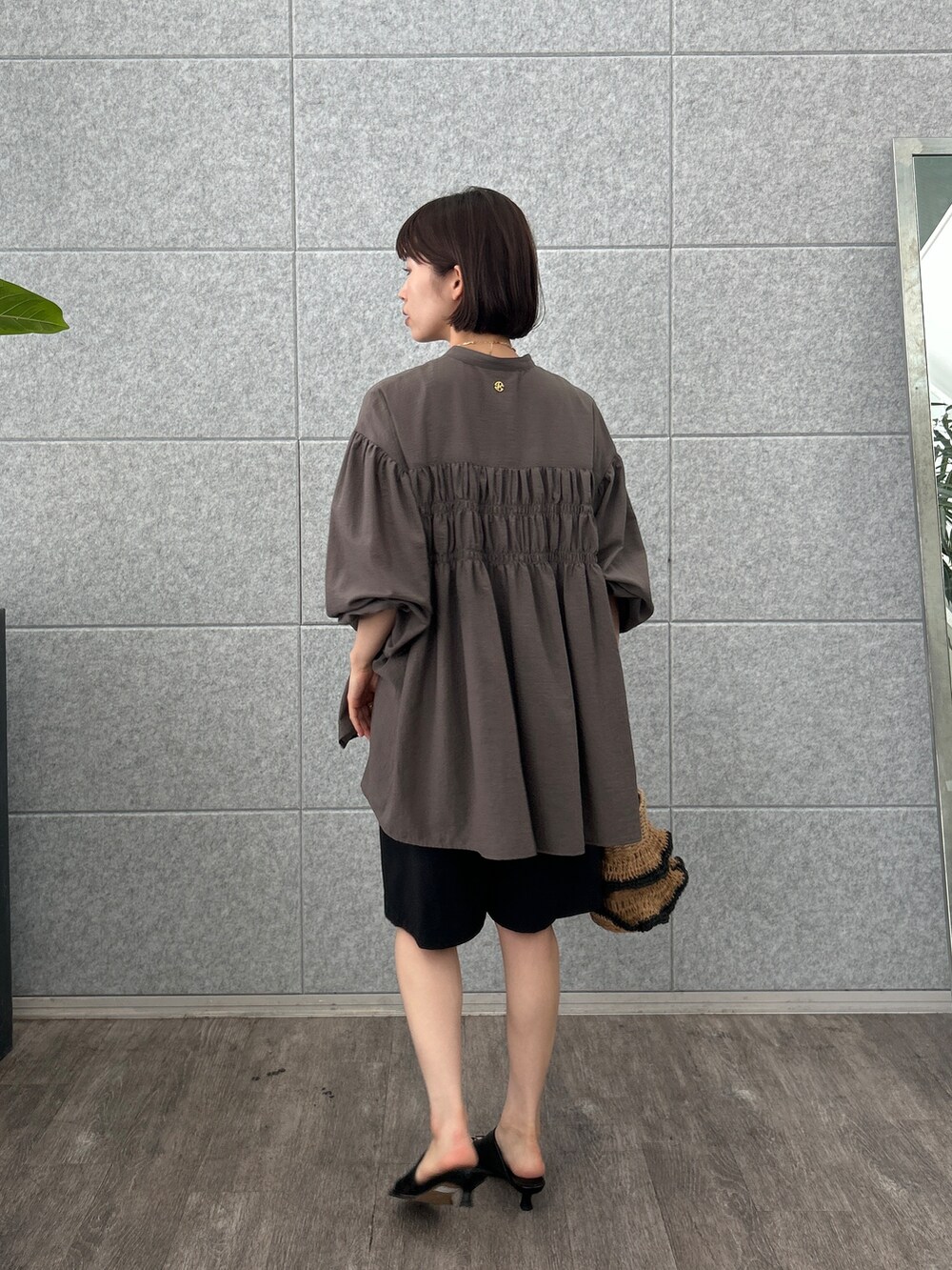 グレー系のシャツ/ブラウス、ブラック系のその他パンツを着用したレディースの夏コーディネートの3枚目の写真