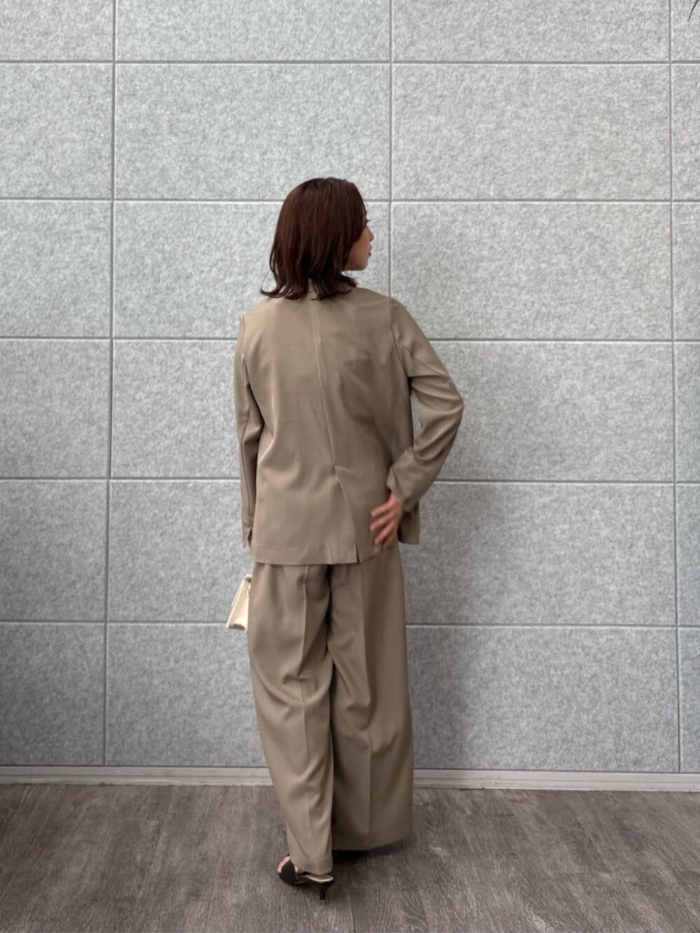 グリーン系のテーラードジャケット、ブラック系のTシャツ/カットソー、グリーン系のその他パンツを着用したレディースの秋コーディネートの3枚目の写真
