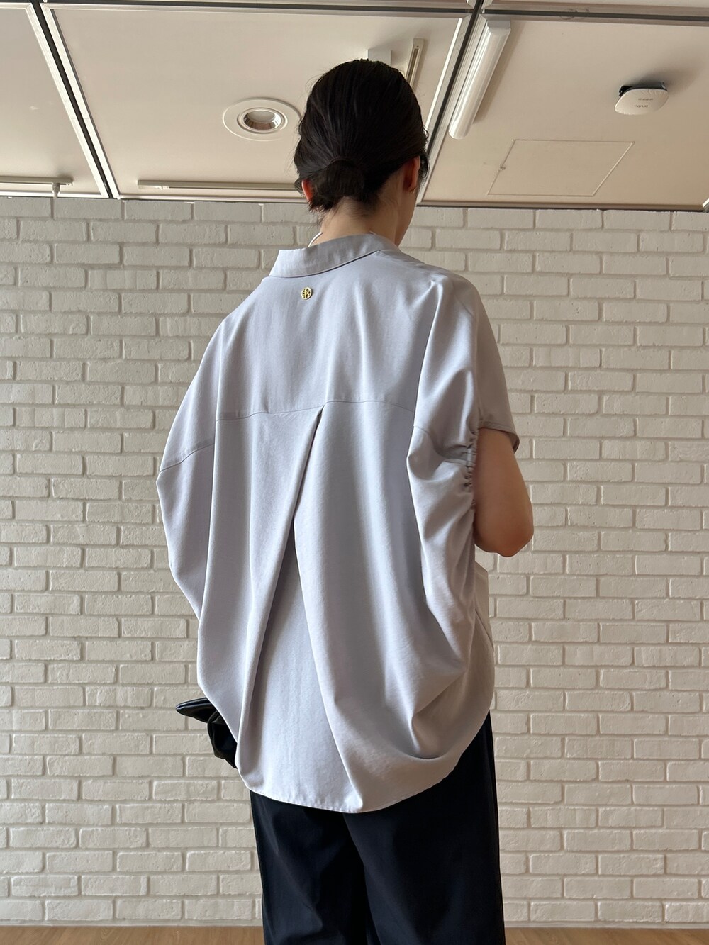 グレー系のシャツ/ブラウス、ブラック系のその他パンツを着用したレディースの春コーディネートの7枚目の写真