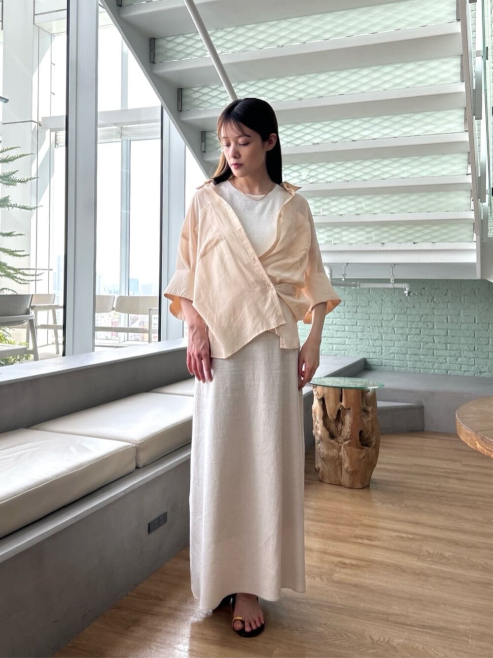 「夏コーデ、半袖シャツ、レイヤードスタイル、シャツスタイル、お出かけコーデ、休日スタイル、シンプルスタイル、大人女子、今日のコーデ、大人可愛い、シンプル・ベーシック、outfit、オフィススタイル、淡色コーデ、きれいめカジュアル」｜「cloencの【手洗い可】ブークレータンクトップ（タンクトップ、ホワイト系）」を使った、cloencさん（レディース・163cm）の夏コーディネートの2枚目の写真