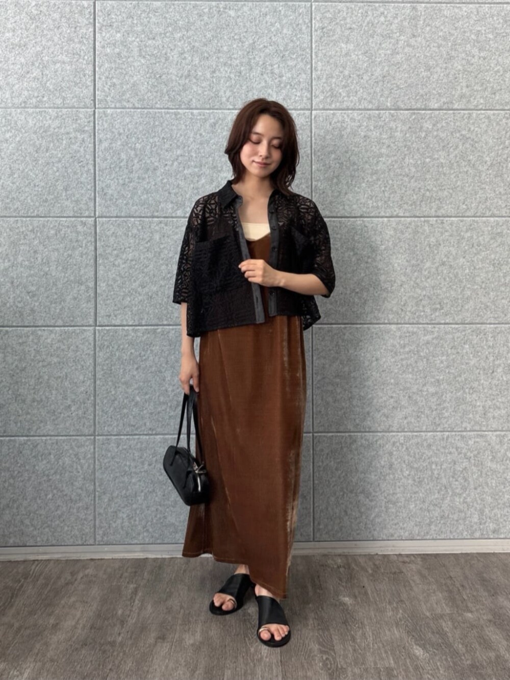 ベージュ系のタンクトップ、ブラック系のシャツ/ブラウスを着用したレディースの夏コーディネートの4枚目の写真