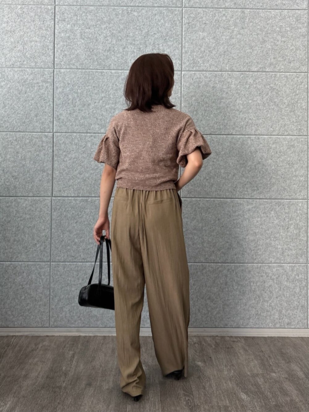 ブラウン系のその他パンツ、ブラウン系のTシャツ/カットソーを着用したレディースの夏コーディネートの3枚目の写真