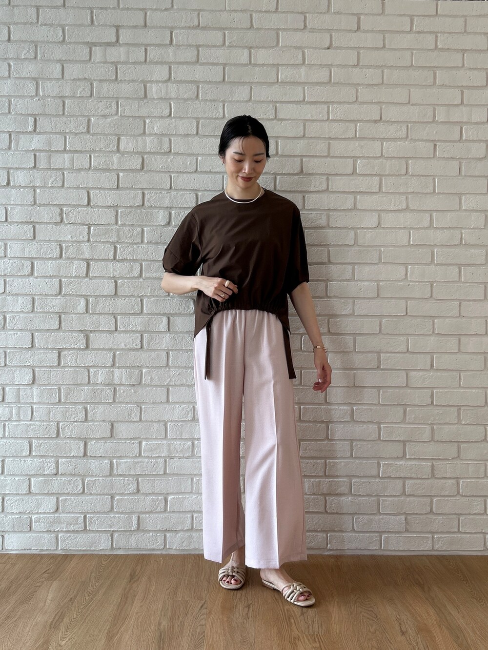 ブラウン系のシャツ/ブラウス、ピンク系のその他パンツを着用したレディースの春コーディネートの2枚目の写真
