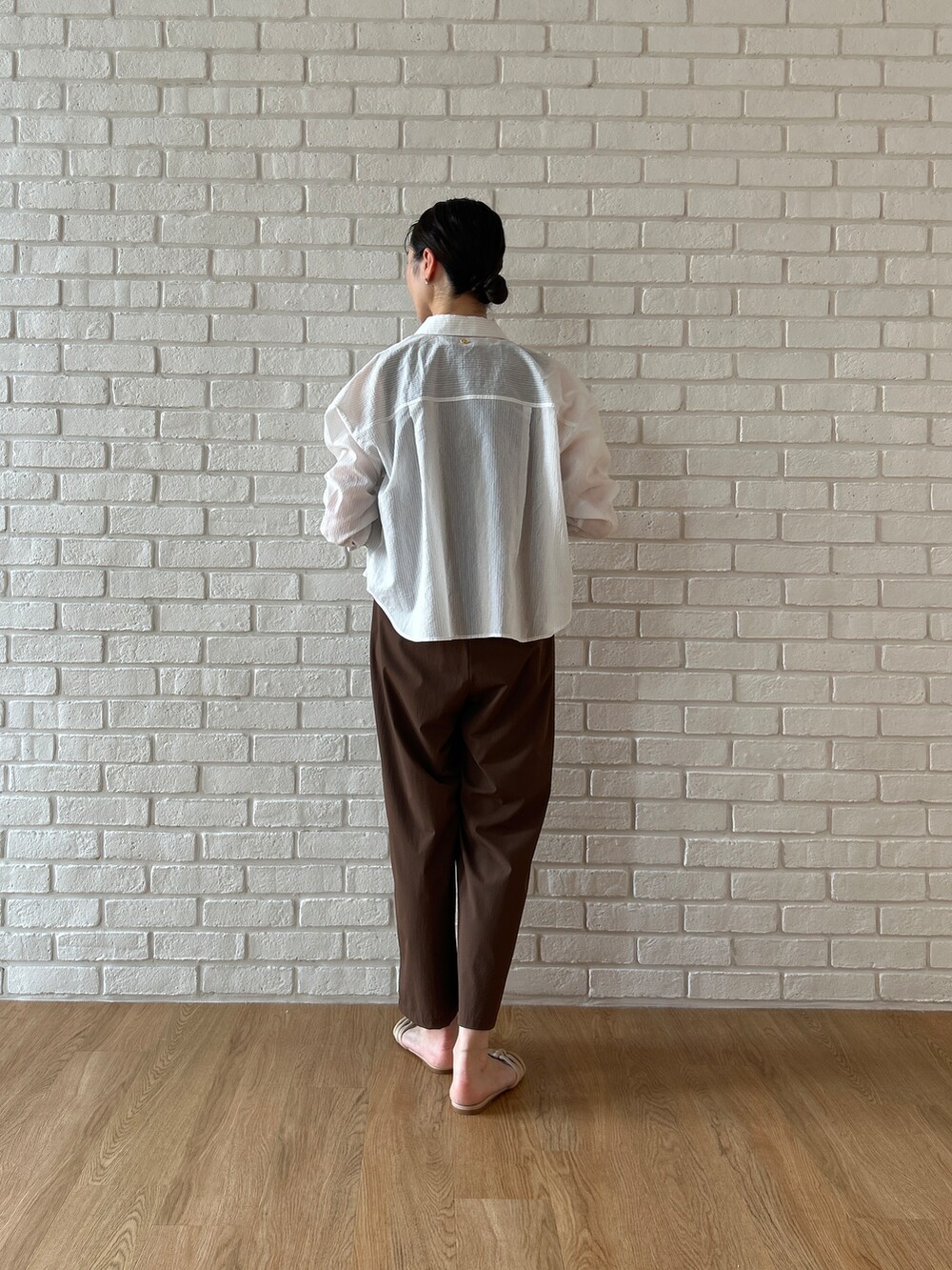 ホワイト系のシャツ/ブラウス、ブラウン系のサロペット/オーバーオールを着用したレディースの春コーディネートの5枚目の写真