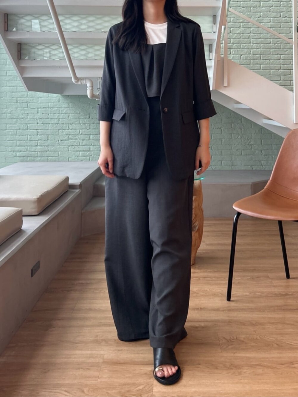 ブラック系のテーラードジャケット、ブラック系のサロペット/オーバーオールを着用したレディースの夏コーディネートの6枚目の写真