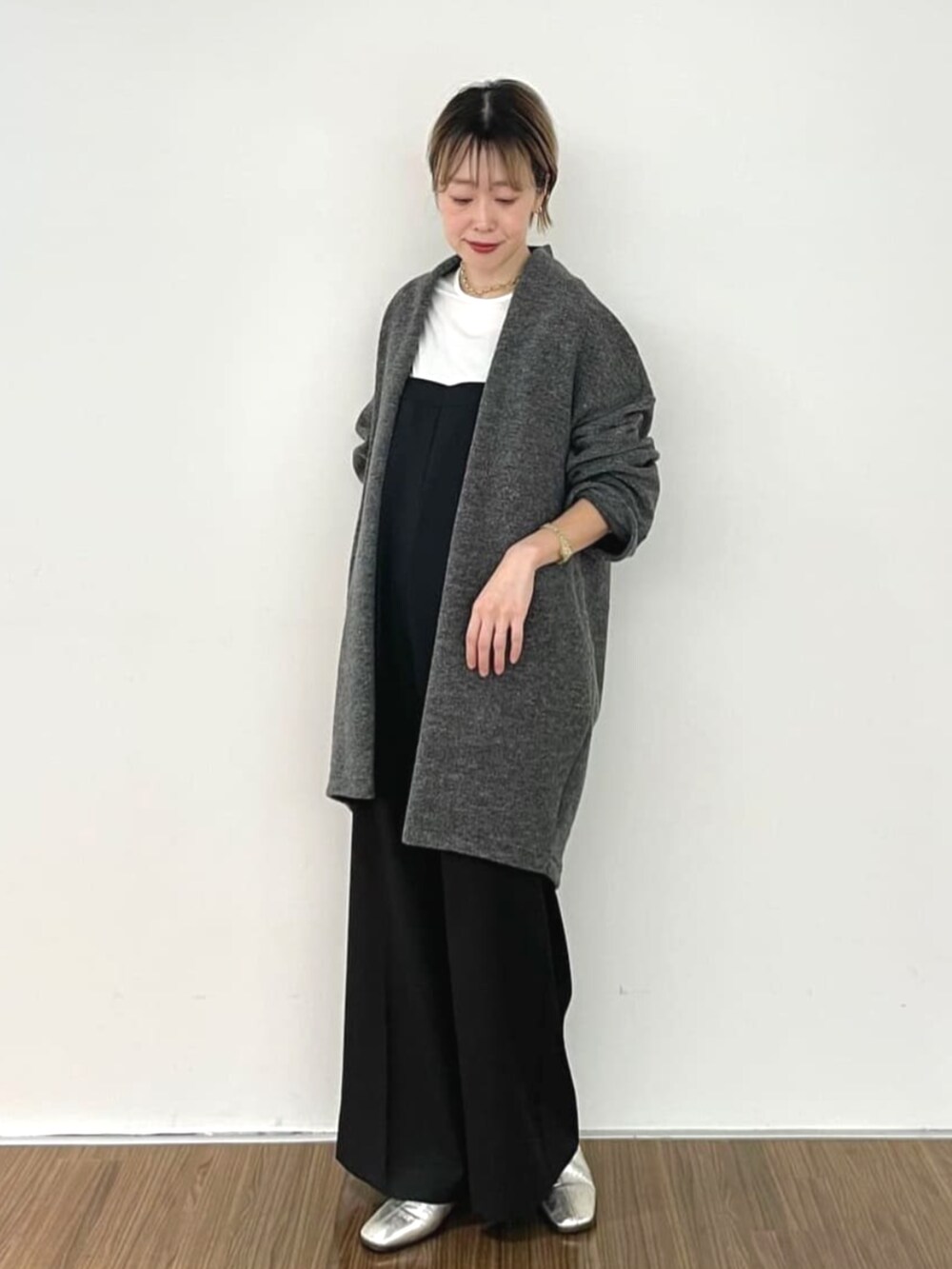 「秋コーデ、秋冬コーデ、シアートップス、コート、ガウン、カーディガン、ロンパース、モノトーン、オトナカジュアル、大人コーデ、ベーシック/シンプル、パンツスタイル、楽チンコーデ、着回しコーデ」｜「cloencのラウンドネックプルオーバー（Tシャツ/カットソー、ホワイト系）」を使った、cloencさん（レディース・160cm）の秋コーディネートの3枚目の写真