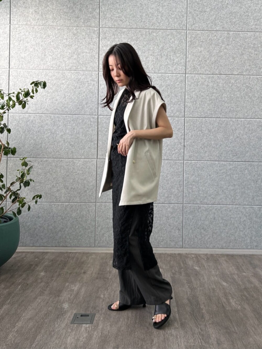 グリーン系のテーラードジャケット、ブラック系のワンピース、グレー系のその他パンツを着用したレディースの夏コーディネートの4枚目の写真