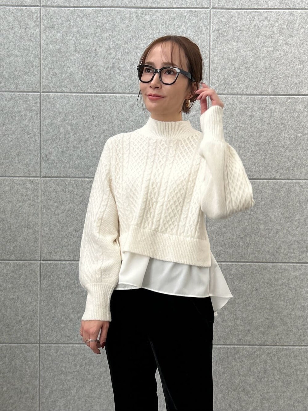 ホワイト系のニット/セーター、ブラック系のその他パンツを着用したレディースの秋コーディネートの7枚目の写真