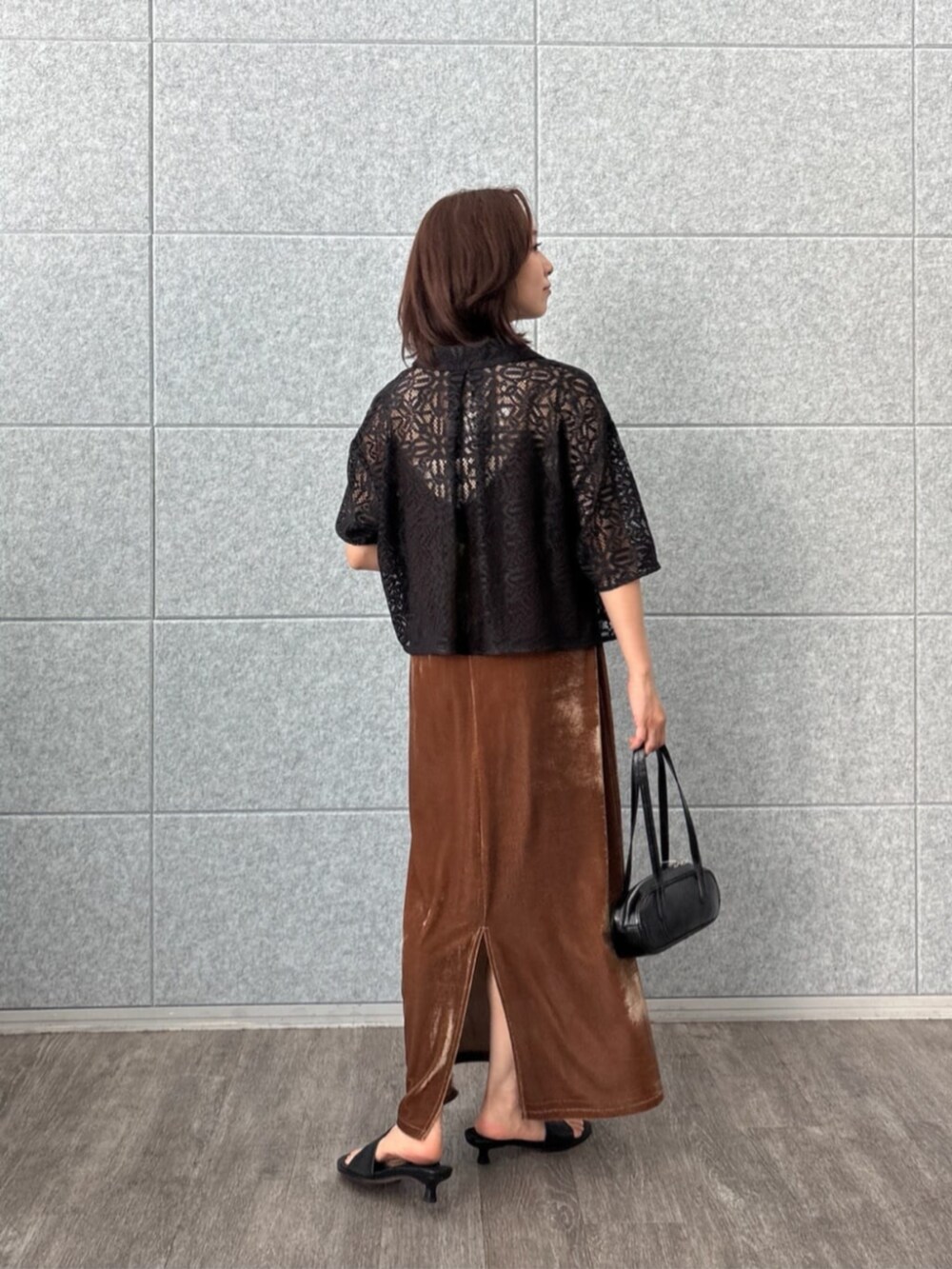 ベージュ系のタンクトップ、ブラック系のシャツ/ブラウスを着用したレディースの夏コーディネートの2枚目の写真