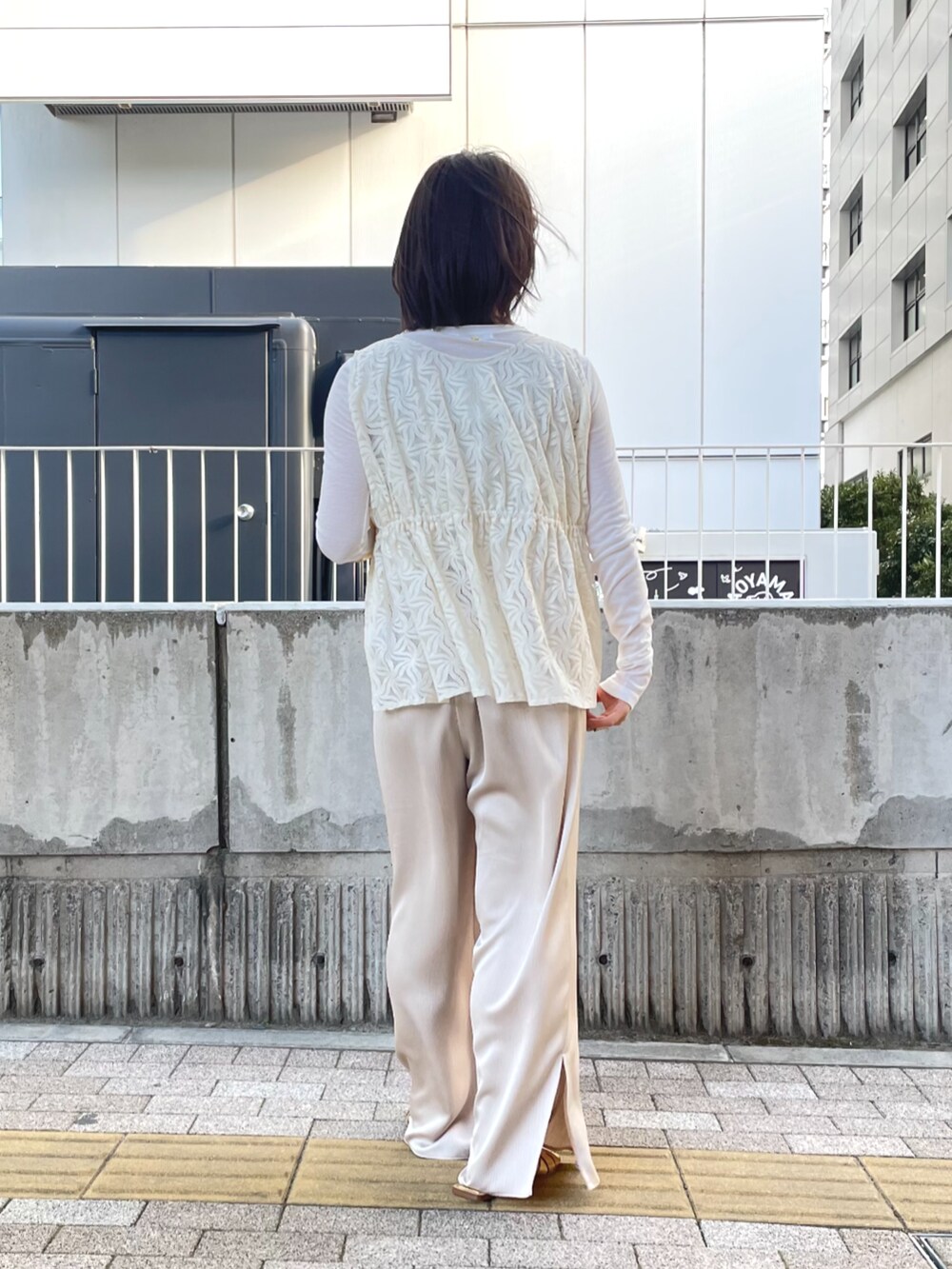 ベージュ系のその他パンツ、ホワイト系のその他トップス、ホワイト系のシャツ/ブラウスを着用したレディースの春コーディネートの6枚目の写真