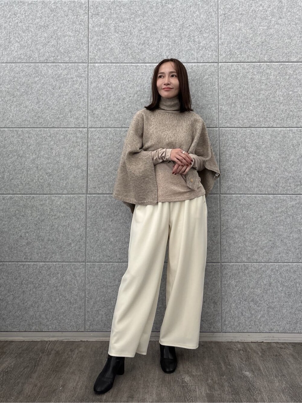 ベージュ系のニット/セーター、ベージュ系のTシャツ/カットソー、ホワイト系のその他パンツを着用したレディースの秋コーディネートの2枚目の写真