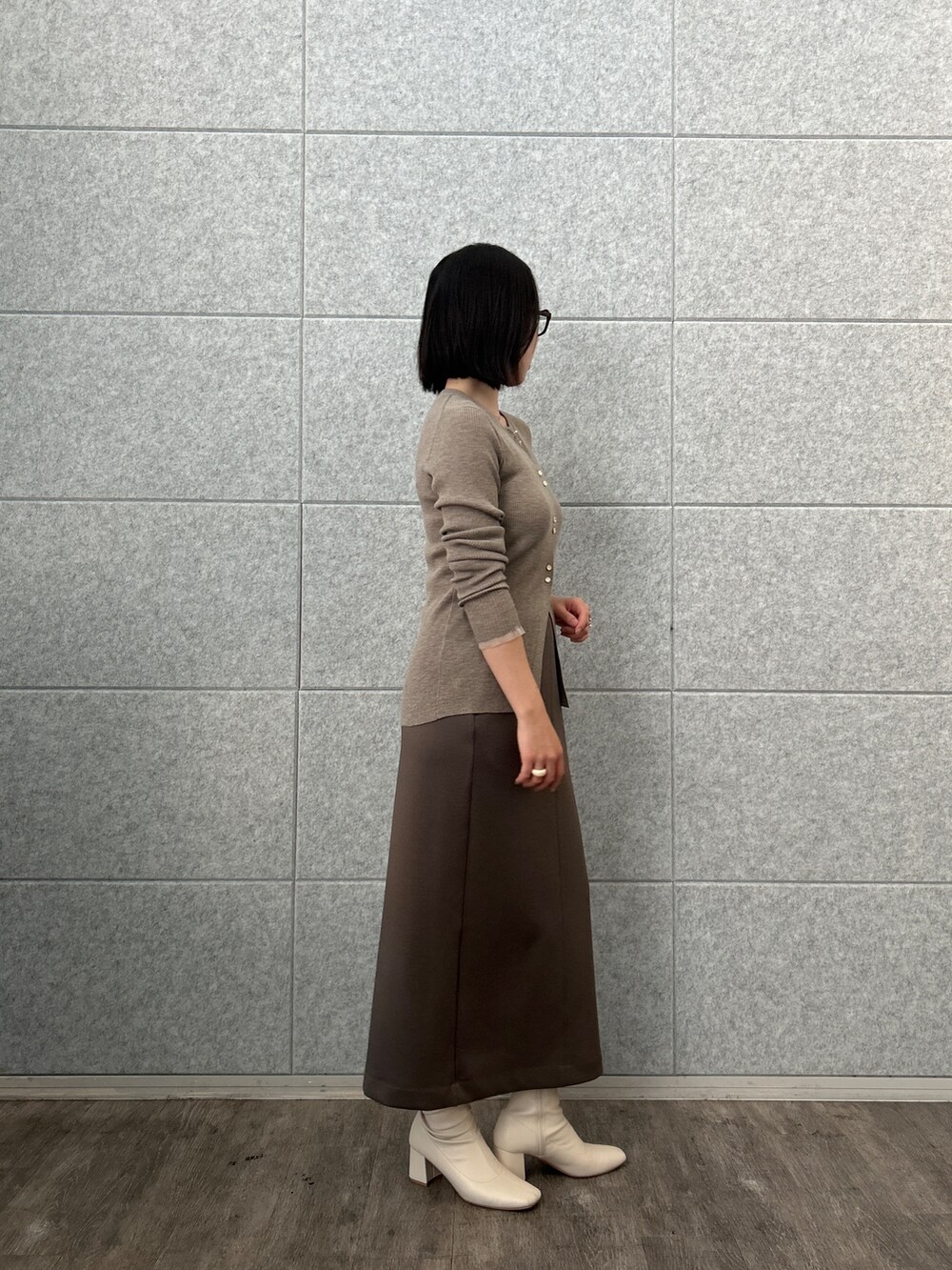 ブラウン系のカーディガン/ボレロ、ブラウン系のスカートを着用したレディースの夏コーディネートの5枚目の写真