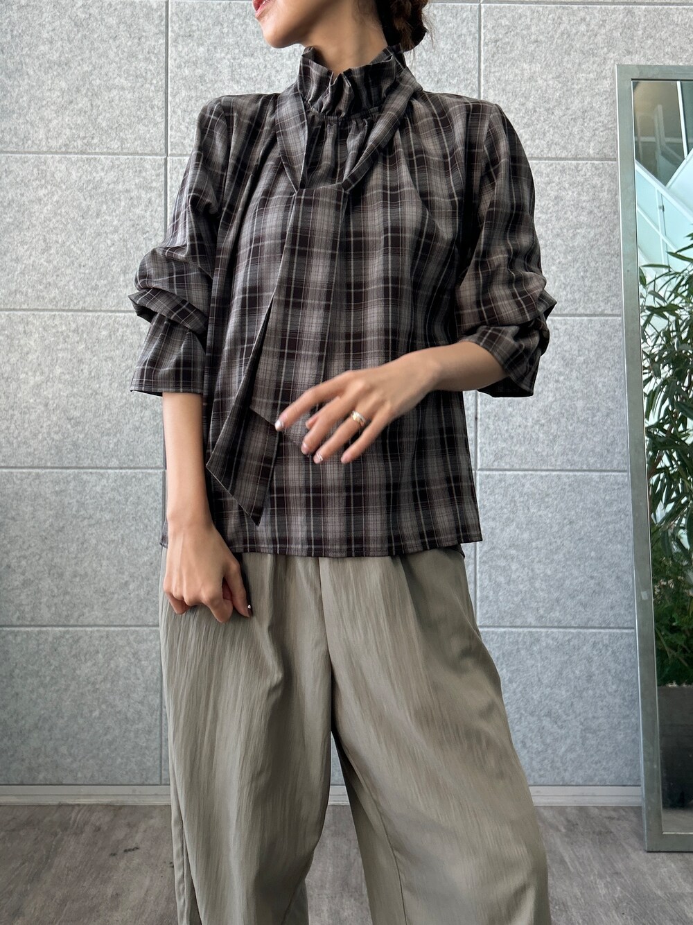 グリーン系のその他パンツを着用したレディースの夏コーディネートの7枚目の写真