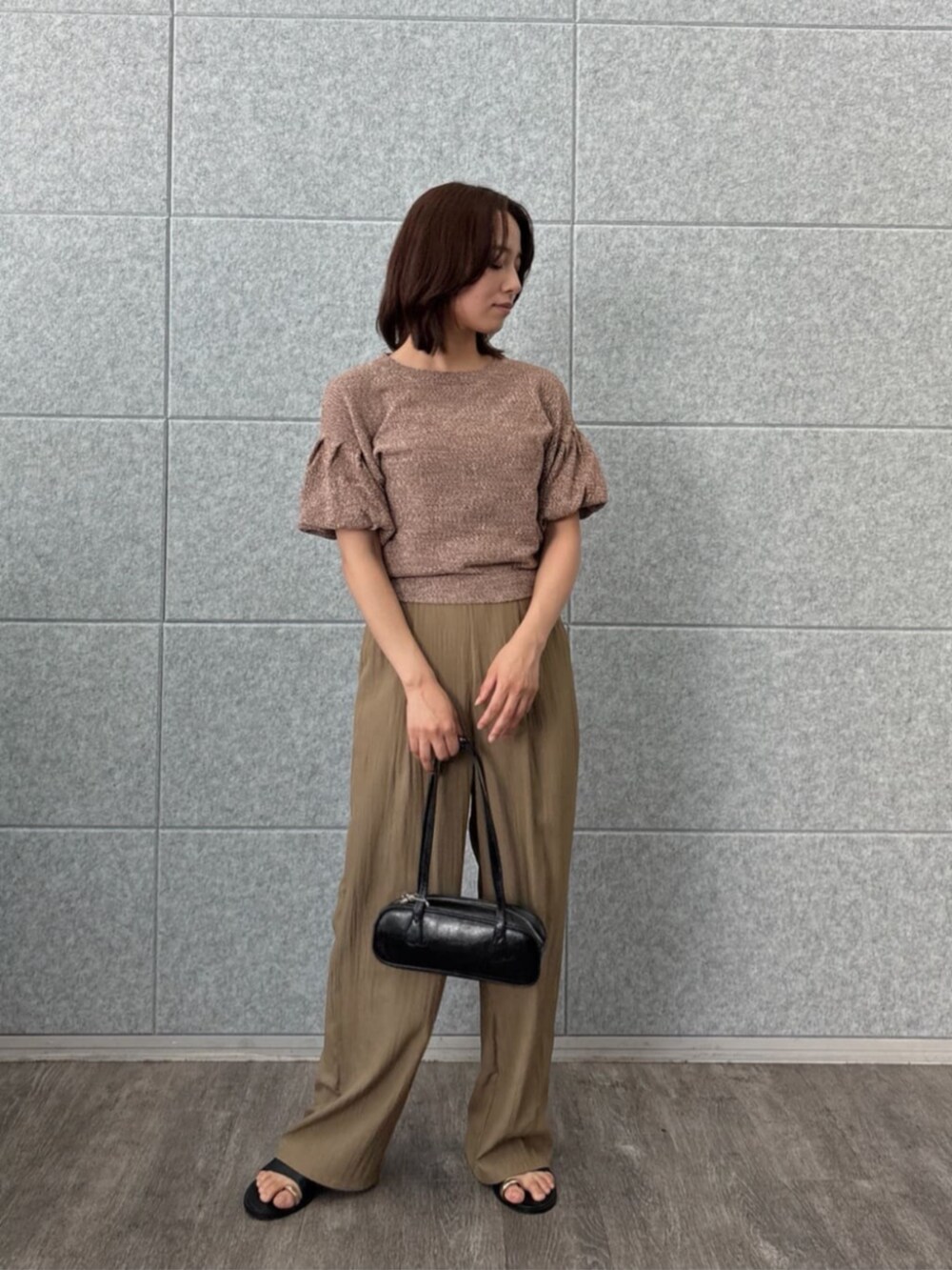 ブラウン系のその他パンツ、ブラウン系のTシャツ/カットソーを着用したレディースの夏コーディネートの2枚目の写真