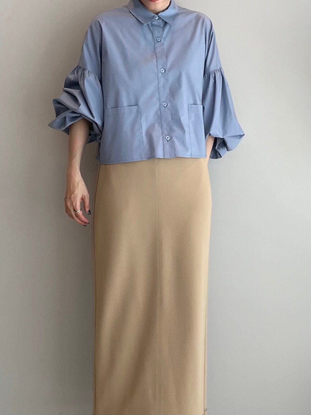 ブラウン系のスカート、ブルー系のシャツ/ブラウスを着用したレディースの秋コーディネートの2枚目の写真