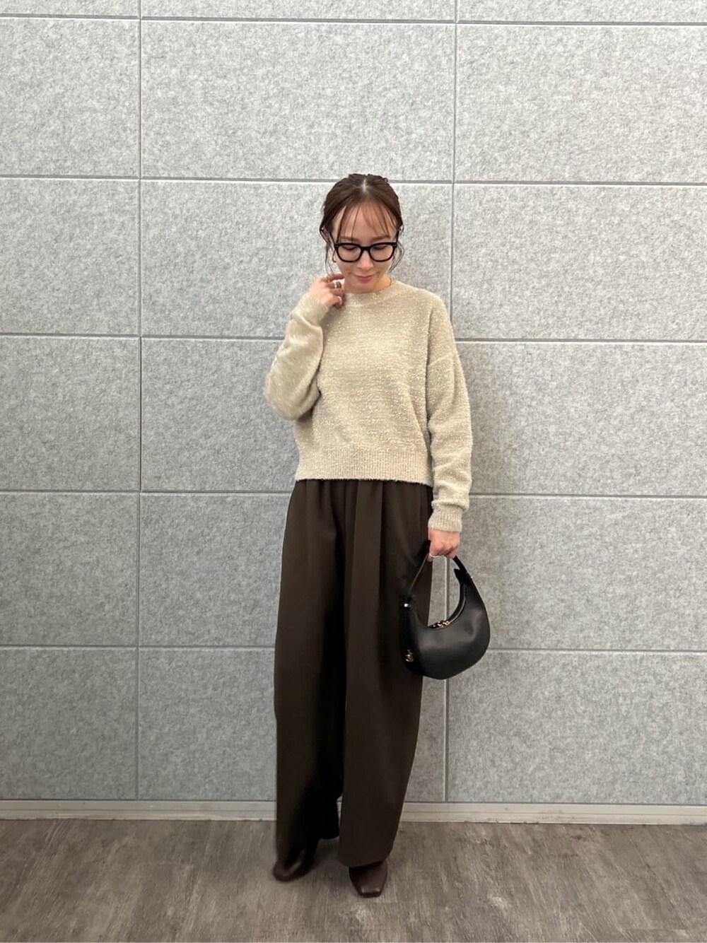 ベージュ系のニット/セーター、ブラウン系のその他パンツを着用したレディースの秋コーディネートの2枚目の写真