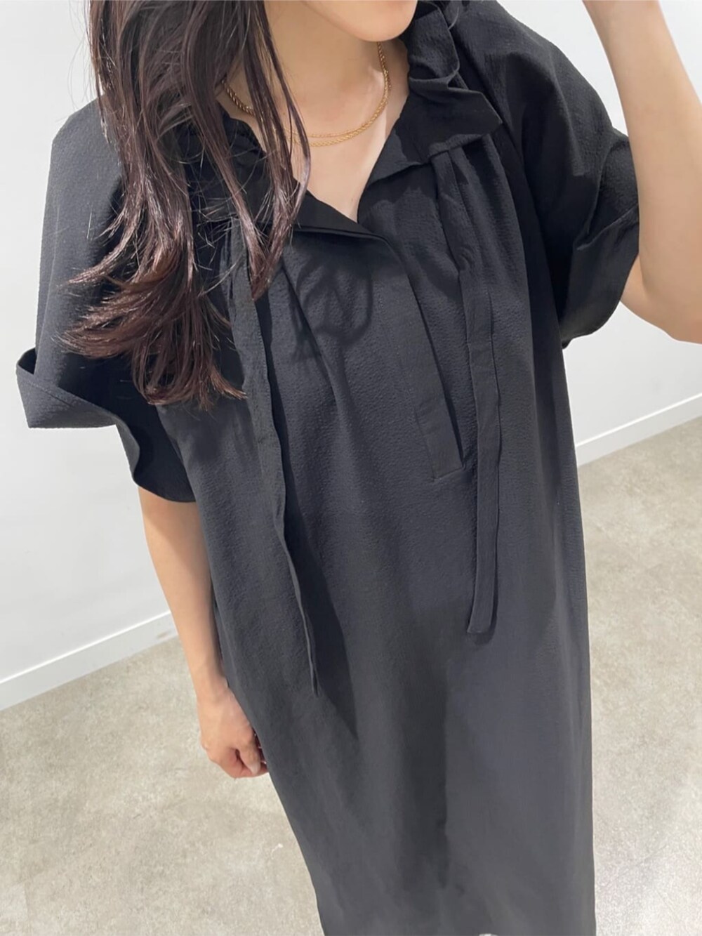 ブラック系のワンピースを着用したレディースの春コーディネートの7枚目の写真