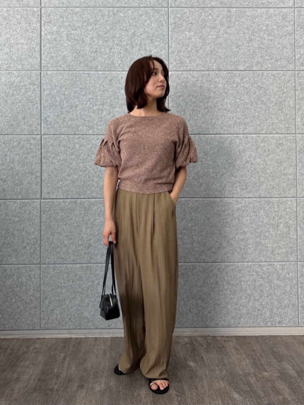 ブラウン系のその他パンツ、ブラウン系のTシャツ/カットソーを着用したレディースの夏コーディネートの4枚目の写真