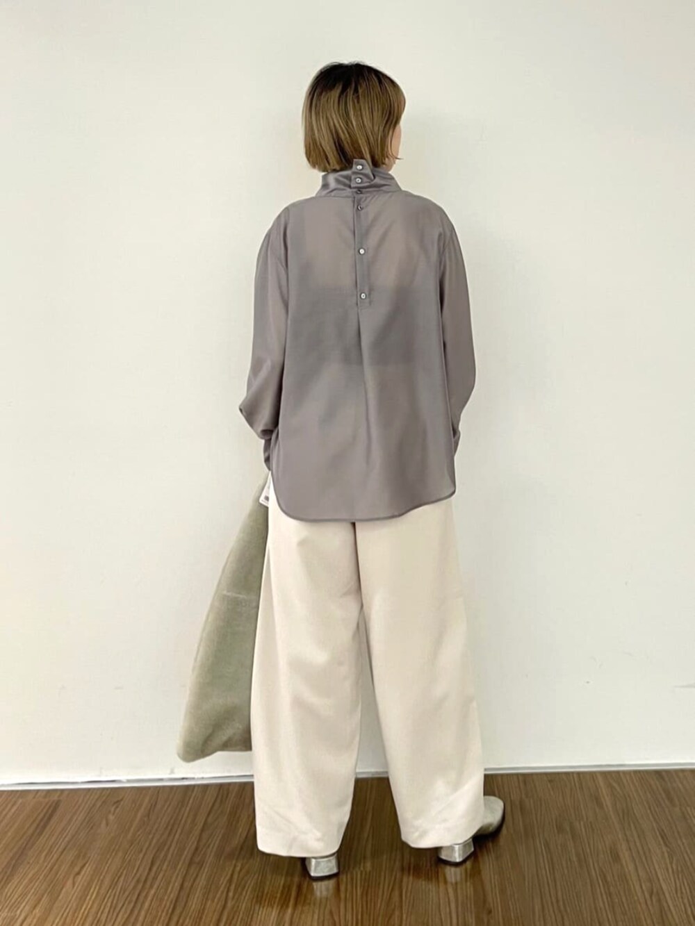 ベージュ系のその他パンツ、グレー系のシャツ/ブラウスを着用したレディースの秋コーディネートの5枚目の写真
