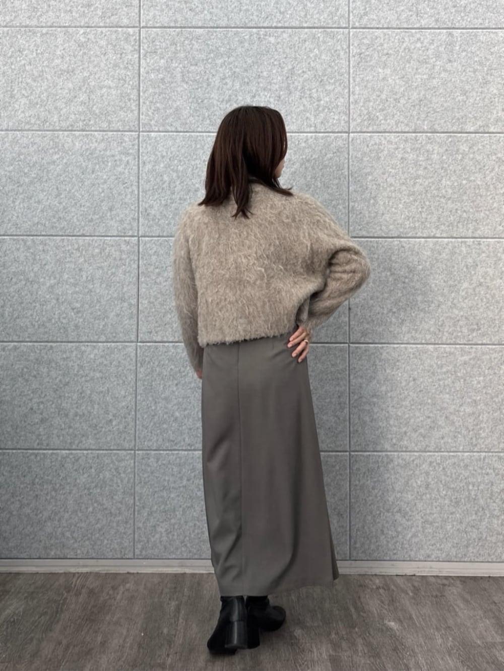 ブラウン系のニット/セーター、ベージュ系のカーディガン/ボレロ、グレー系のスカートを着用したレディースの秋コーディネートの4枚目の写真