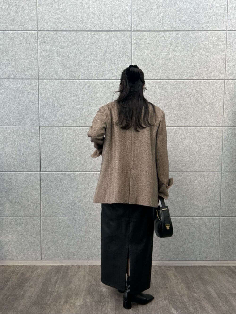 レッド系のニット/セーター、ブラウン系のテーラードジャケットを着用したレディースの冬コーディネートの3枚目の写真